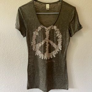 Kavio peace sign tee